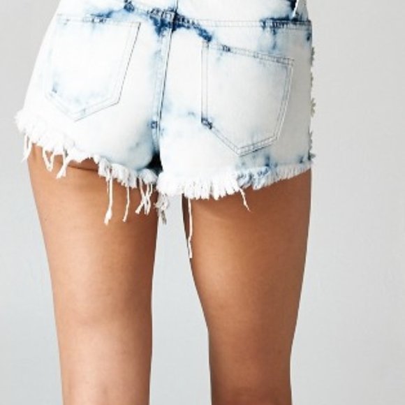 πΌ Daisy High-Waisted Light Wash Jean Shorts π - Picture 5 of 6